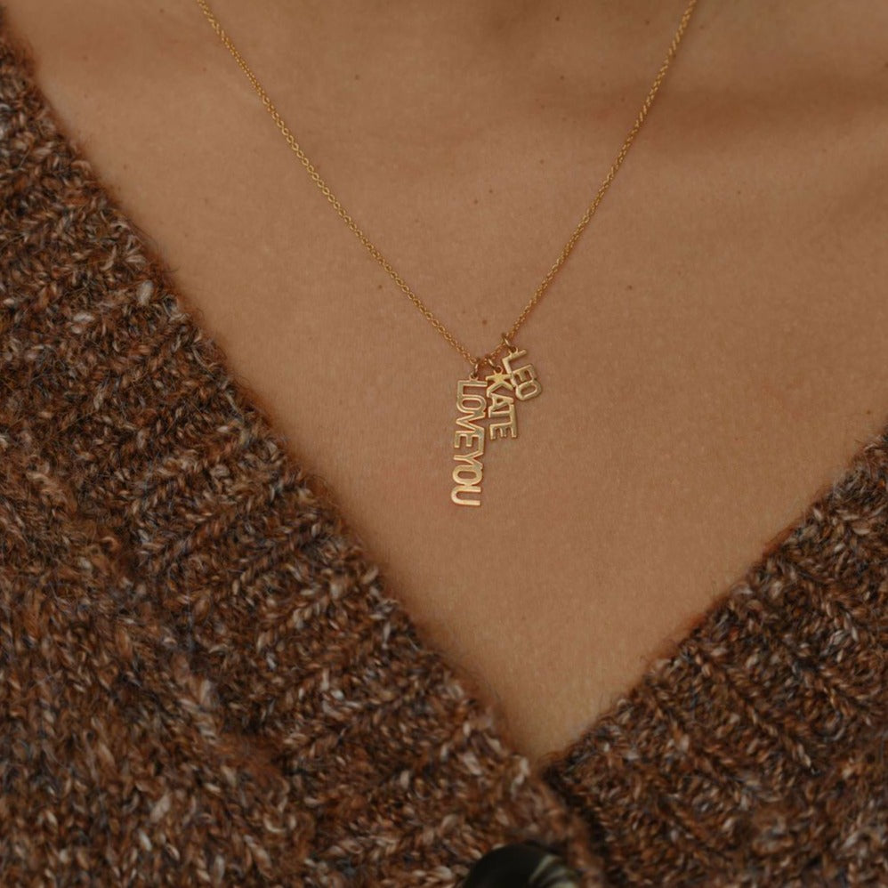 Women is wearing the customized name necklace made in Gold.